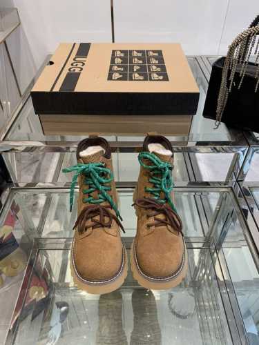 UGG 一款时尚与保暖并存的的马丁靴她来了，采用进口高丝光牛反绒面料，不失优雅的经典舒适的棉麻布料，暖暖的全羊毛里，大底采用的是没有重负感的发泡大底，点缀上双色