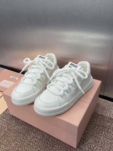 工厂价 Miumiu 2025春夏高定系列走秀新款系带休闲运动小白鞋 缪缪明星同款字母logo圆头拼色滑板女鞋材质:鞋面进口小牛皮+水染羊皮内里+原版开模Tpu