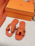 新配色 出厂价p Hermes 爱马仕H拖鞋Oran凉鞋系列 时尚又百搭 超级舒服 每个细节都做到极致 原版Swift小牛皮 原版1:1独家私模鞋面 原版真皮沿