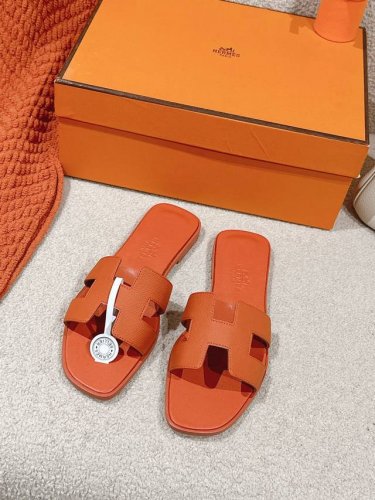 新配色 出厂价p Hermes 爱马仕H拖鞋Oran凉鞋系列 时尚又百搭 超级舒服 每个细节都做到极致 原版Swift小牛皮 原版1:1独家私模鞋面 原版真皮沿