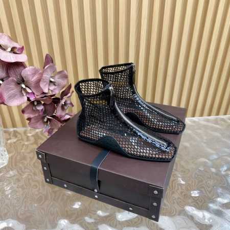 Alaia 网面系列新品以芭蕾的灵动意韵融于日常，以现代笔触刻画舞鞋经典轮廓！黑色钻饰皮质款芭蕾舞鞋，从经典日式鞋履汲取灵感，Bling水钻点缀于鞋面，简而不繁 - 点击图像关闭