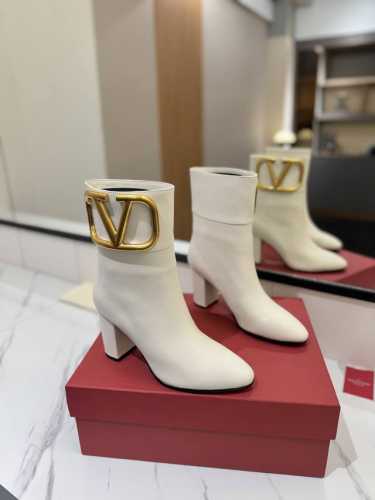 VALENTINO华伦天奴 大V扣高级辣妹kelly Jumping骑士靴顶级牛品匠心好货经典再现拒绝不了的款式谁穿都好看 优雅风格，创造不一样的感觉！它是你