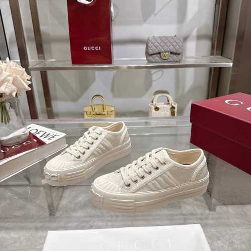 白色：标志性Gg帆布匠心打造，将点藏设计与现代美学巧妙糅于一体。大胆前卫的廊形配以“Gucci印花压纹橡胶鞋底，缔就个性十足且穿着舒适的亮眼单品。”原版1:1开