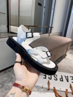the Row 厚底沙滩凉鞋 Ins上超火的搭配单品，极简的潮流设计 鞋面：牛皮 羊京 内里：羊皮 全羊绒包水台 上脚超舒适 鞋底：原版开模橡大胶底，鞋底厚度3