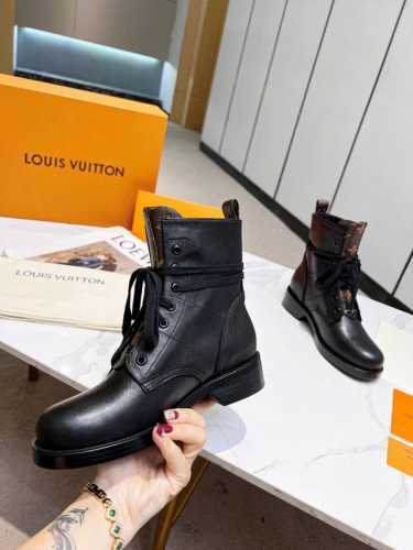 皮底 .橡胶 P360..M,Louis Vuitton 20Ss！Metrolis平底靴取材牛皮革和帆布展现路易威登对潮流战地靴的别样解读鞋舌皮革贴饰压印品牌