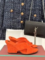 厂价 Loro Piana Lp 经典复古绝美 平底坡跟拖鞋 简约即时髦 松弛的高级感 感受夏日感高级穿搭~ 面料采用原版定制皮料 内里垫脚均为混种羊皮 意大利