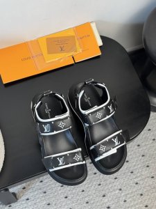 louis Vuitton 2025春夏凉鞋｜都市机能美学新纪元 典藏工坊密钥首曝｜重启千禧年未公开匠人图纸 头层牛皮×莱卡云絮内衬｜古法植鞣工艺淬炼裸足级柔韧