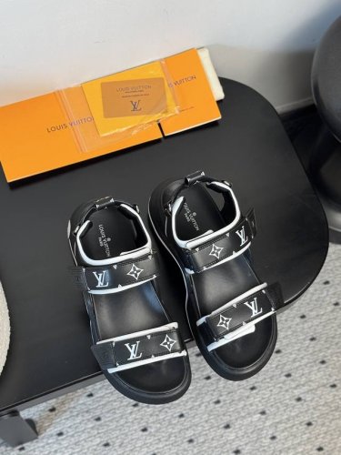 louis Vuitton 2025春夏凉鞋｜都市机能美学新纪元 典藏工坊密钥首曝｜重启千禧年未公开匠人图纸 头层牛皮×莱卡云絮内衬｜古法植鞣工艺淬炼裸足级柔韧