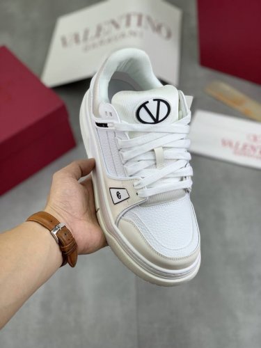 工厂价 高品质 华伦天奴 Valentino 2025早秋新款星星鞋上线啦！王鹤棣任嘉伦好多明星都穿过，谁能拒绝和王鹤棣同款情侣鞋呢！星星直戳我心设计又酷又辣，