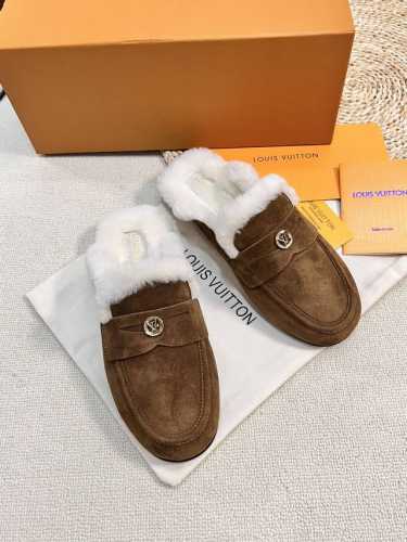 路易威登lv louis vuott on fw24 new arrival～秋冬最新款毛毛拖鞋～ 这双毛拖也是好好看！皮质的就是非常高级呀！！搭配秋冬的牛仔短
