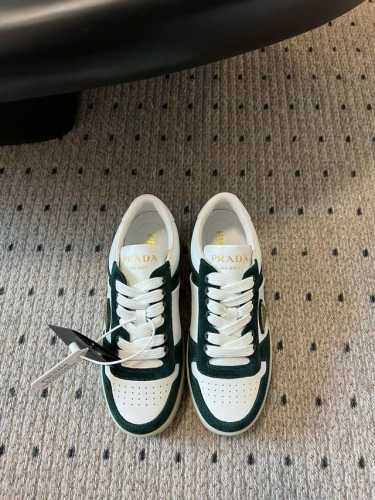 prad* 25ss p家25春夏厚底小白鞋 德训风格 麂皮和光面皮拼接撞色，细节感跟好 三角标点缀，简单高级！关键上脚超显腿长，轻松拉长腿部显腿！码数：35