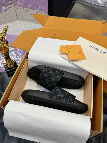 实价： Lv拖鞋系列 顶级代购 Lv男士春夏拖鞋专柜同步 鞋面意大利进口牛仔料 标志图形高品质工艺 鞋底：原厂特供原版底，独家活动成型底超级舒适，原厂跟单货，高