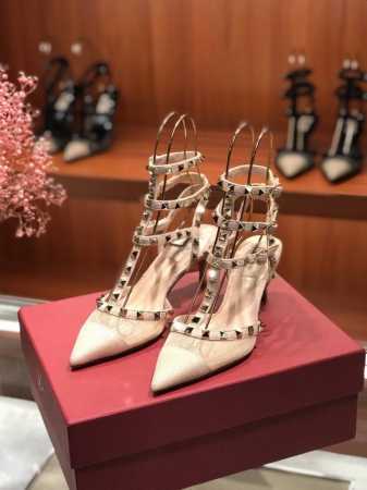 Valentino 初夏新品 三环后空。 P390。 新款若隐若现性感波点蕾丝系列 鞋面：原版开发波点蕾丝配羊京皮，原版锍钉 内里：羊皮内里垫脚 大底：原色复古 - 点击图像关闭