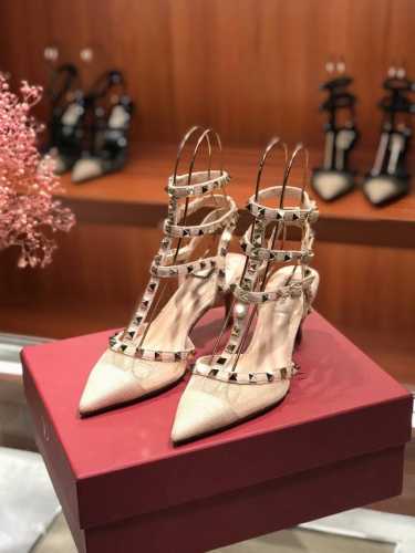 Valentino 初夏新品 三环后空。 P390。 新款若隐若现性感波点蕾丝系列 鞋面：原版开发波点蕾丝配羊京皮，原版锍钉 内里：羊皮内里垫脚 大底：原色复古