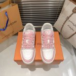 橙子出厂价p louis Vuitton 路易威登 Lv Trainer 情侣款运动鞋板鞋 休闲复古篮球鞋 从复古篮球鞋汲取灵感 打造备受青睐的 Lv Trai