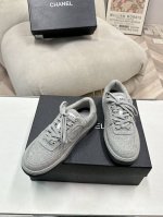 冲量价: Chanel香奶奶专柜顶级休闲款运动鞋 这款经典设计；鞋面多种工艺电绣的风格；大底却时尚运动；不平凡的拥入了多种配色元素 多元化混搭非常好看百搭，休闲