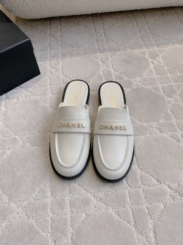 半拖 单鞋 Chane*新款水钻扣乐福系列 香家高级感这块总让人大写的服气 看起来简单的款式 但上脚就莫名很高级 绝对的少女感 舒适好穿 鞋面小牛皮 内里垫脚羊