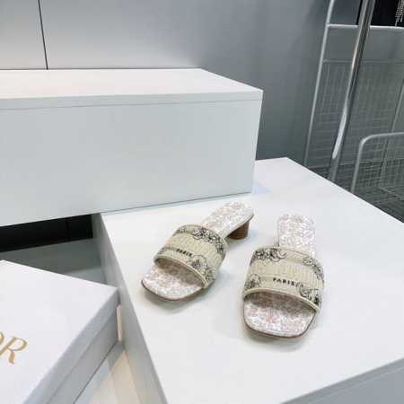 高品质出厂粗跟310！顶级品质Dior迪奥25春夏官网新品刺绣Logo平底粗跟拖鞋系列 限定系列，设计时尚休闲。鞋面饰以Dior Paris标志3D刺绣，富有辨 - 点击图像关闭