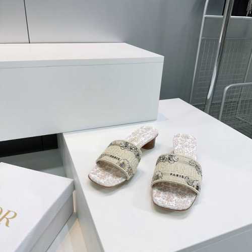 高品质出厂粗跟310！顶级品质Dior迪奥25春夏官网新品刺绣Logo平底粗跟拖鞋系列 限定系列，设计时尚休闲。鞋面饰以Dior Paris标志3D刺绣，富有辨