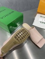 Bottega Venet*22*S葆蝶家方头㊣一字拖 浅粉 春夏大肆式主打 延伸鞋底超过脚长 原版开发 像一把“铲子” 有棱有角 定染彩色小羊皮鞋面 力求配色