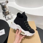 UGG. 原版购入 。新推出雪地靴设计新款。 面料：头层牛皮 内里：澳洲进口百分百纯羊毛 大底：橡胶大底 发泡 颜色：粉。 黑 灰 杏。 四色可选 工艺：水钻