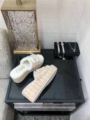 出厂价 高端品质 香家 2024秋冬羊毛拖、爆款来袭 顶级 品质、完美细节、市场最高版本、你值 拥 :Lvu 原版进口高密度发泡大底 进口皮毛一体羊毛进口香家布