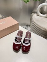 出厂 缪缪2025春夏新款玛丽珍半拖鞋 拼色的设计个性不张扬 上脚果然更惊艳~而且高度也太适合我了. 穿着不累脚 鞋面 进口漆皮 内里 水染羊皮 大底 意大利真