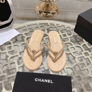 chanel 小香2025最新走秀时装 链条装饰 顶级品质 精确到1 1 轻奢而不累脚 上脚可随意搭配春夏的服饰 更加彰显质感和品味 简约中带奢华的外观 哪怕只