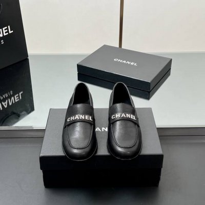 顶级版本 最新款 水钻Chanel 字母 复古擦色 乐福鞋 穆勒鞋 2025春夏系列火爆上新，这一季香家小爆款！ 小红书力推款、真的一眼爱了，水钻字母完美搭配、