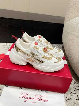 Roger Vivier 25 春夏 RV 水钻厚底运动鞋 老爹鞋休闲鞋以皮革拼镜面织物和网眼面料制成前面点缀迷你闪钻饰扣和珐琅花朵舒适又不失活泼，尽显松弛感面 - 点击图像关闭