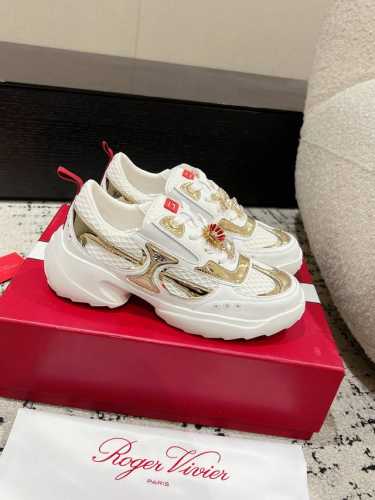 Roger Vivier 25 春夏 RV 水钻厚底运动鞋 老爹鞋休闲鞋以皮革拼镜面织物和网眼面料制成前面点缀迷你闪钻饰扣和珐琅花朵舒适又不失活泼，尽显松弛感面
