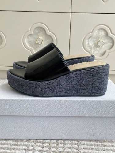 dior 迪奥25Ss春夏新款D-Attitude 坡跟凉拖鞋 防水台拖鞋 这款 Attitude Dior坡跟凉拖 从复古标识汲取灵感 彰显现代风格 牛皮革鞋