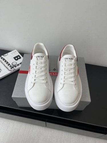 prada 普拉达 25Ss新款 休闲 厚底小白鞋 情侣款 p家时尚小白鞋 重版推出 高品质出货 优雅大方 上脚舒适 超级经典 上脚超轻超级舒适 面料丝稠牛皮