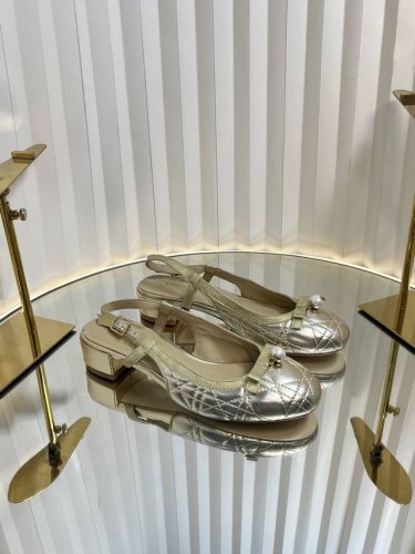 迪奥 Dior 2025春夏高定系列新款 Ballet 标志性电绣藤格纹低跟芭蕾舞女鞋 CD字母logo珍珠扣粗跟蝴蝶结凉鞋材质：进口金属羊皮 环保藤格纹粗花呢
