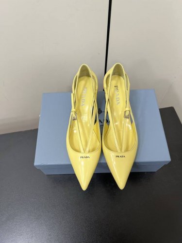Prada 25ss 早春新款绝美尖头跟鞋 时尚界久违的极简之美经典时尚配色 毫不费力的优雅风来袭 时髦 精致 绝美 包头尖头 开边珠外穿时尚气质简约新款日常拖