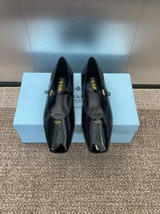 工厂价 PRADA 2025春夏新款方头低跟女鞋 普拉达粗跟果冻色时尚百搭单鞋材质:鞋面进口牛漆皮+水染羊皮内里+意大利注塑真皮大底跟高：2.5CMSize：3