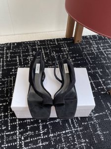 代购级平底360 中跟 Toteme 25Ss夹脚人字凉鞋一脚蹬懒人鞋瑞典小众 北欧极简风格，复古小方头，里外全皮，柔软，看似简单的鞋子，实际耗料又重工，整个大