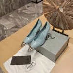 顶级包装配套最高版本 PRADA 普拉达新品， 顶级版本 实力来袭！ 原版鞋头扁尖形状楦条+加长金属三角铁头+二代小形皮包扣 是不是高端货对比细节便知分晓。 凉