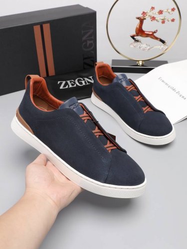 杰尼亚Zegna低帮系列新品上市，精选奢华皮革诠释独特质感，标志性三重交叉松紧展露设计感，为经典鞋款带来鲜明风格辨识，轻便结构卸去压力，步伐流转间，彰显自在姿态