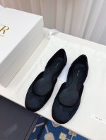 the Row 24Ss 低帮平底复古穆勒单鞋 好温柔的设计 给人的感觉就是很柔软舒服 第一眼看到这个鞋子就有种软绵绵的感觉，简单而带点复古气息随意搭配都好看！
