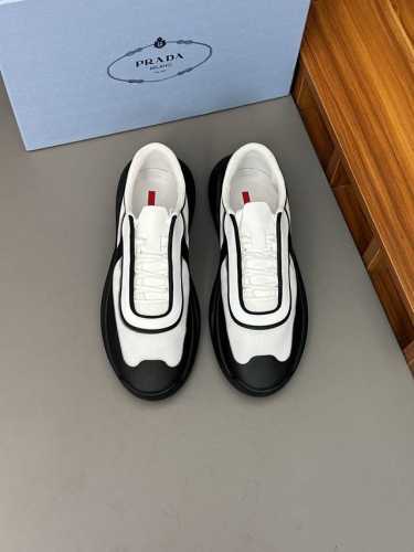 prad* 普拉达。美洲杯再生尼龙和Bike织物运动鞋 这款再生尼龙运动鞋兼具实用性与创新性，富有现代特色，搭配轻便的鞋底，融入极简主义细节设计。鞋面点缀锁温压