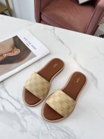 celine 赛琳 春夏新品半拖鞋鞋面采用真丝面料压花工艺，大底真皮沿条组合，质感非凡上脚超级好看 码数35-41 41定做不退换