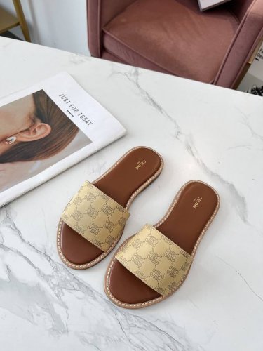 celine 赛琳 春夏新品半拖鞋鞋面采用真丝面料压花工艺，大底真皮沿条组合，质感非凡上脚超级好看 码数35-41 41定做不退换