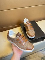 原单品质独家首发 蔻驰～独特现代风运动鞋。休闲乐福原版皮 羊里 拒绝脱色磨脚 鞋底：原厂特供原版底，超酷 系带走路都带风风格设计 超舒服耐磨防滑原版底 。就好像