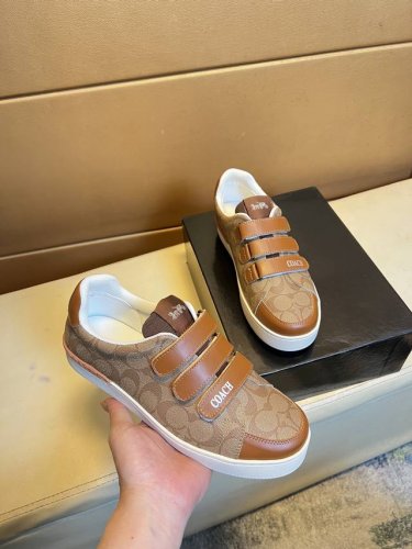 原单品质独家首发 蔻驰～独特现代风运动鞋。休闲乐福原版皮 羊里 拒绝脱色磨脚 鞋底：原厂特供原版底，超酷 系带走路都带风风格设计 超舒服耐磨防滑原版底 。就好像
