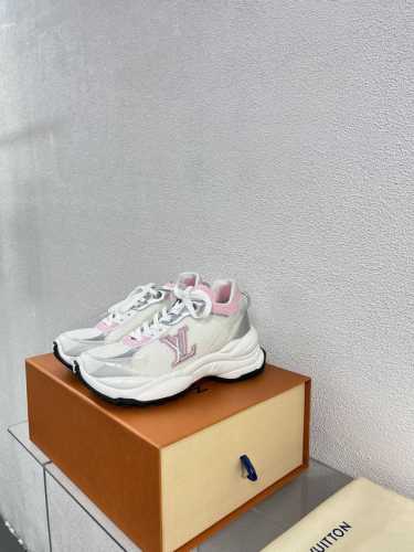 L驴 Run55 增高运动鞋老爹鞋 超爆 粉银 年度舒适运动鞋舒适度堪比专业运动鞋，兼具时尚和实用，完全不会磨脚 材质介绍: 1鞋面选材采用纯进口的Dk透气网格