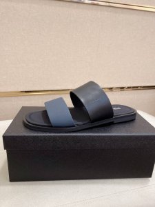 工厂p价 prada 拖鞋 顶级代购 男士春夏拖鞋专柜同步 鞋面意大利进口牛皮搭 标志图形高品质工艺 鞋底 原厂特供原版底 独家活动成型底超级舒适 原厂跟单货