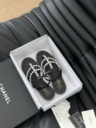 Chanel 24P春夏新款珍珠凉鞋 夏天的凉鞋莫名让人感到自由 加上镶嵌了珍珠 太精致了 也太好看了吧 上脚超秀气显白！ 鞋面采用原版定制小羊皮 内里采用进口