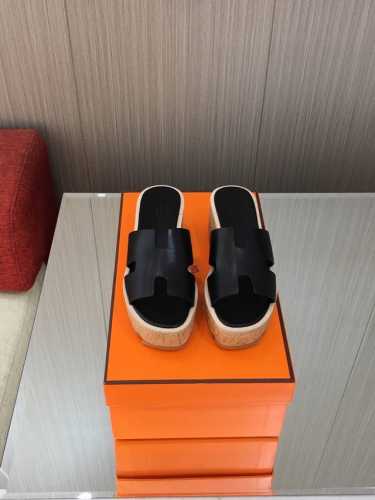 HERMES 最新顶级原单品质厚底系列； 香港购入正版，调试了一个月才出货爱马仕厚底拖鞋别看简单，实在不好做，没有原版，根本就不可能做出完美的复刻。也正因为有这