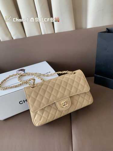 配折叠盒子飞机盒 Chanel 香奈儿Cf包 超火爆时尚单品 高版本纯皮 做工精细 进口五金 让你无论是夏天还是冬天都能背上它出门 是不是性价比超级高 随便凹造